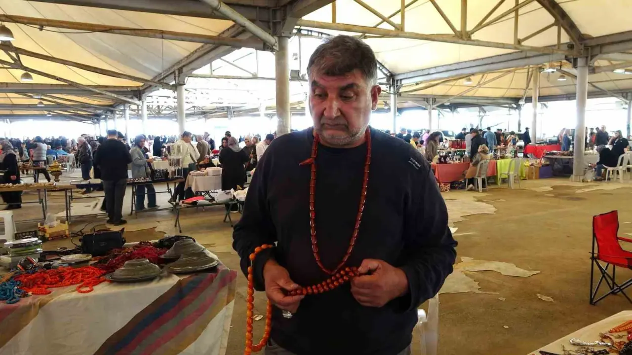 30-yildir-sehir-sehir-dolasarak-tespih-satiyor