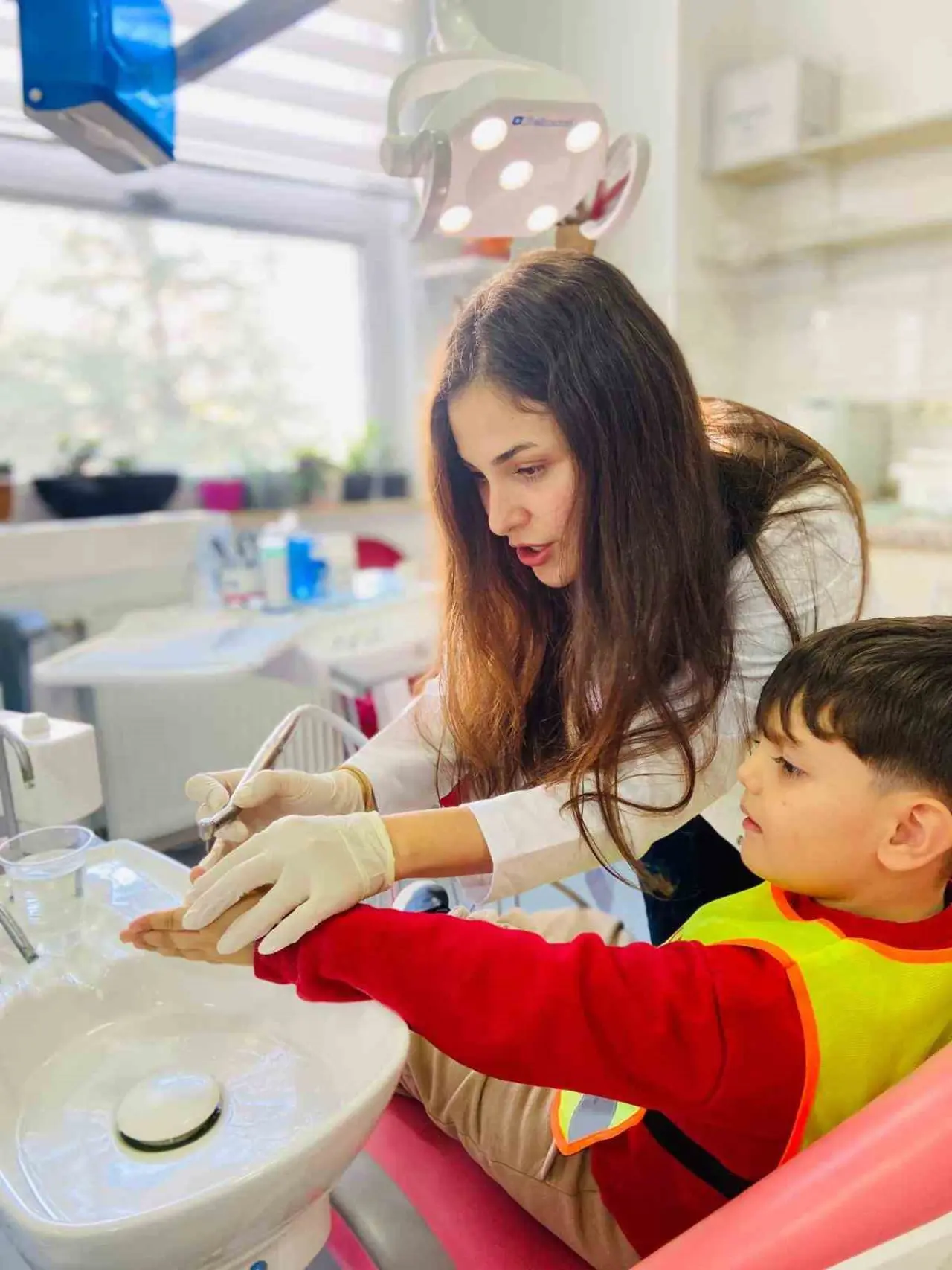 minikler-dis-hastanesinde-egitici-geziye-katildi