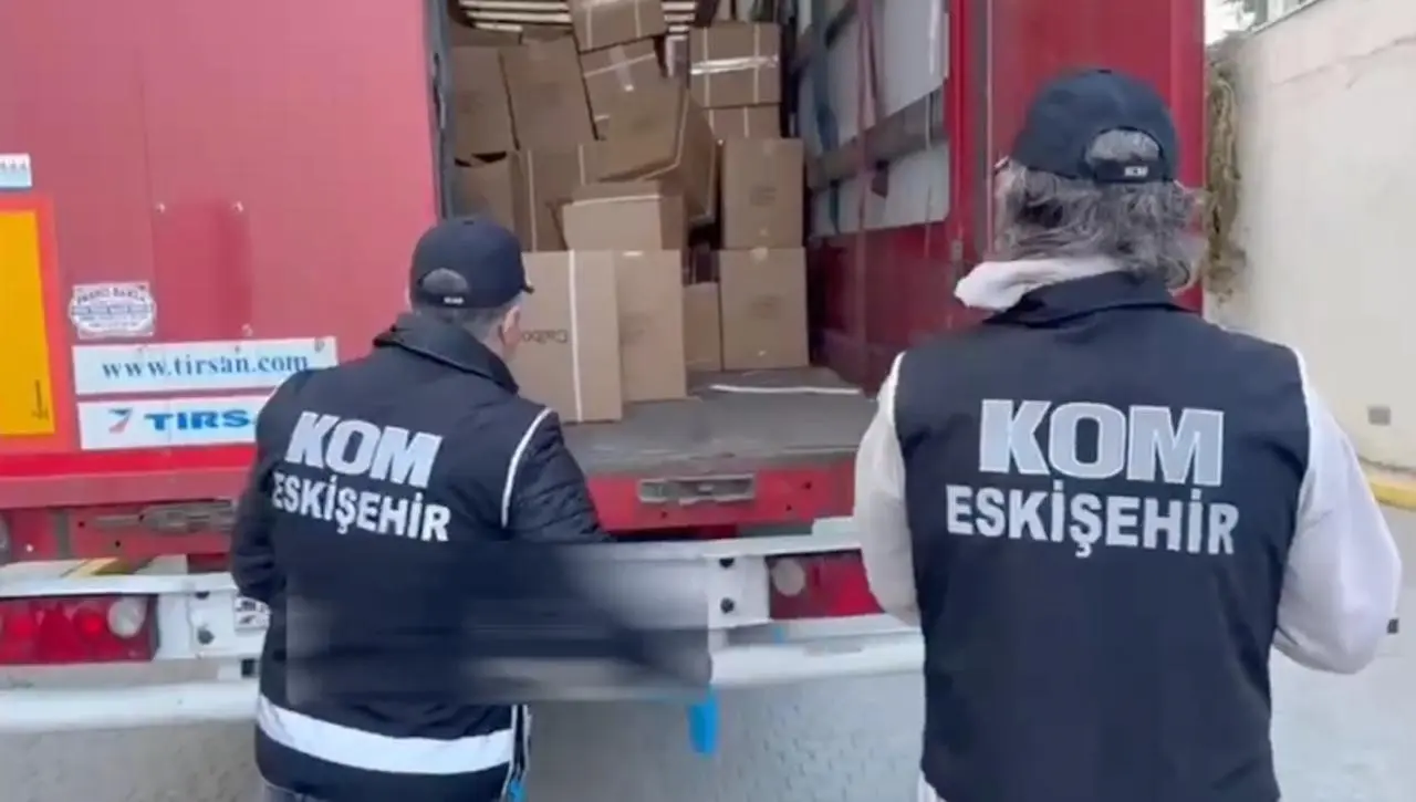 durdurulan-tirda-piyasa-degeri-7-milyon-tl-olan-sahte-tutun-urunleri-ele-gecirildi