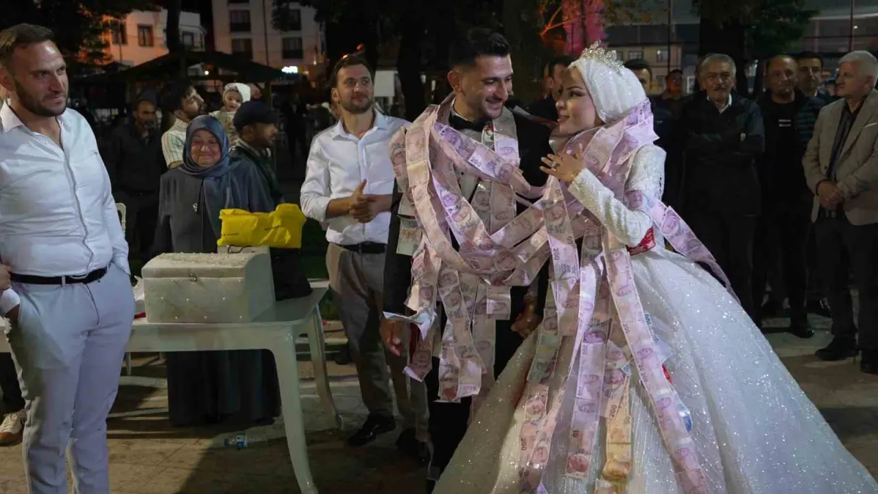 gelin-ve-damada-15-metrelik-para-kurdelesi