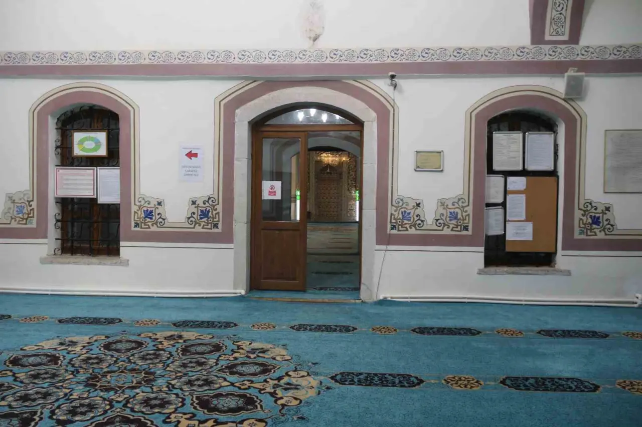 hamam-olarak-yapilip-camiye-donusturulen-tarihi-yapi-700-yildir-ayakta