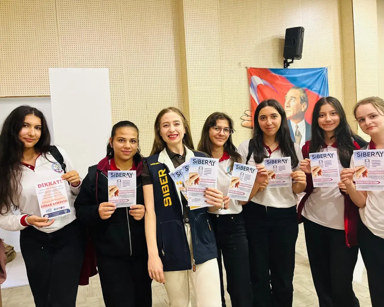 domanicte-ogretmen-ve-ogrenciler-siber-suclara-karsi-bilgilendirildi