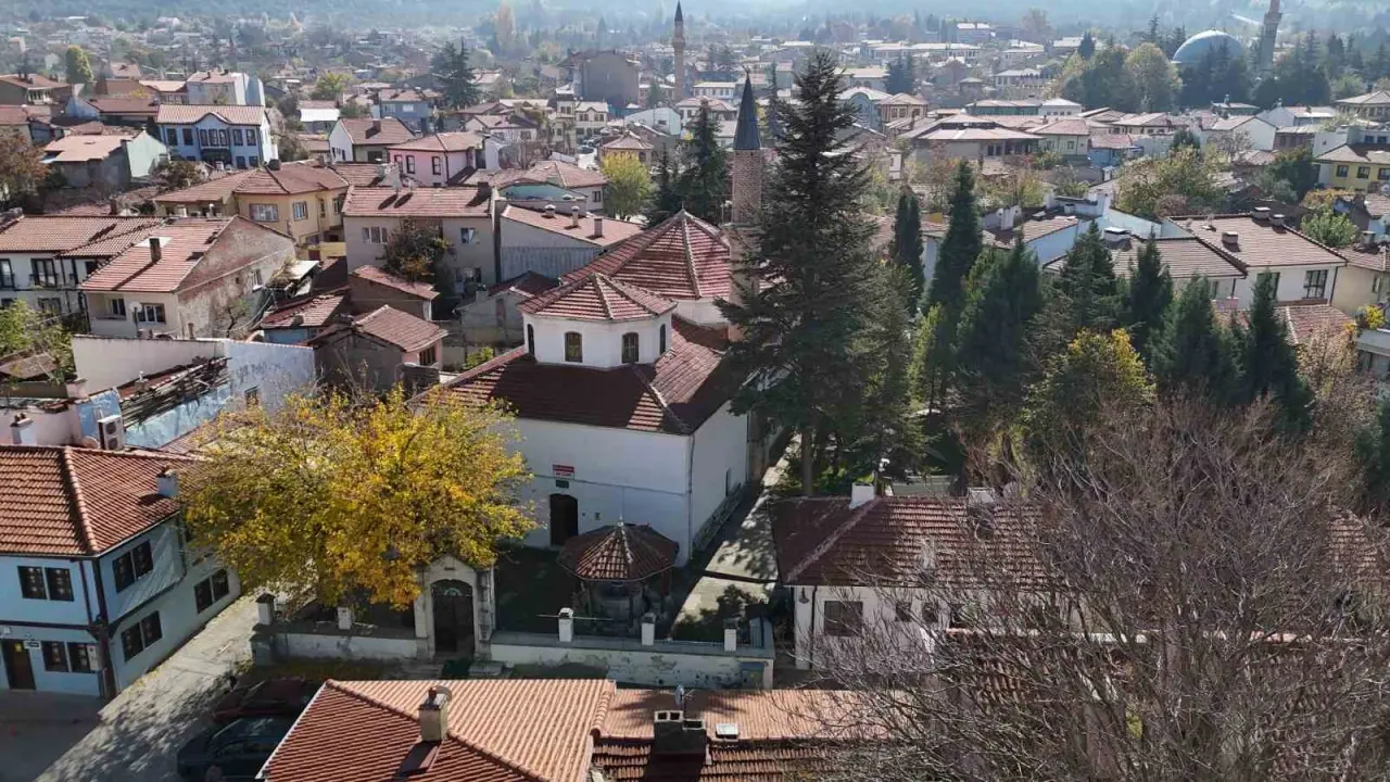 hamam-olarak-yapilip-camiye-donusturulen-tarihi-yapi-700-yildir-ayakta