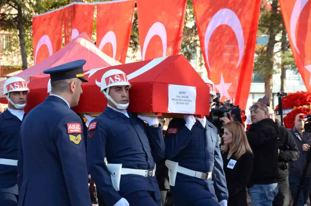 bilecik-sehidini-15-bin-kisi-ile-ugurladi
