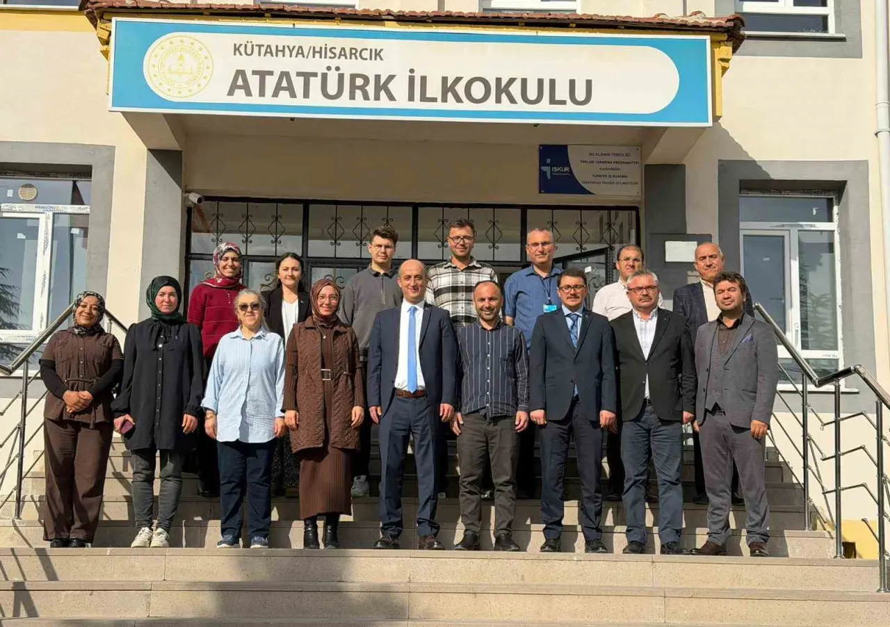 hisarcikta-ogretmenlere-turk-bayragi-rozeti-hediye-edildi