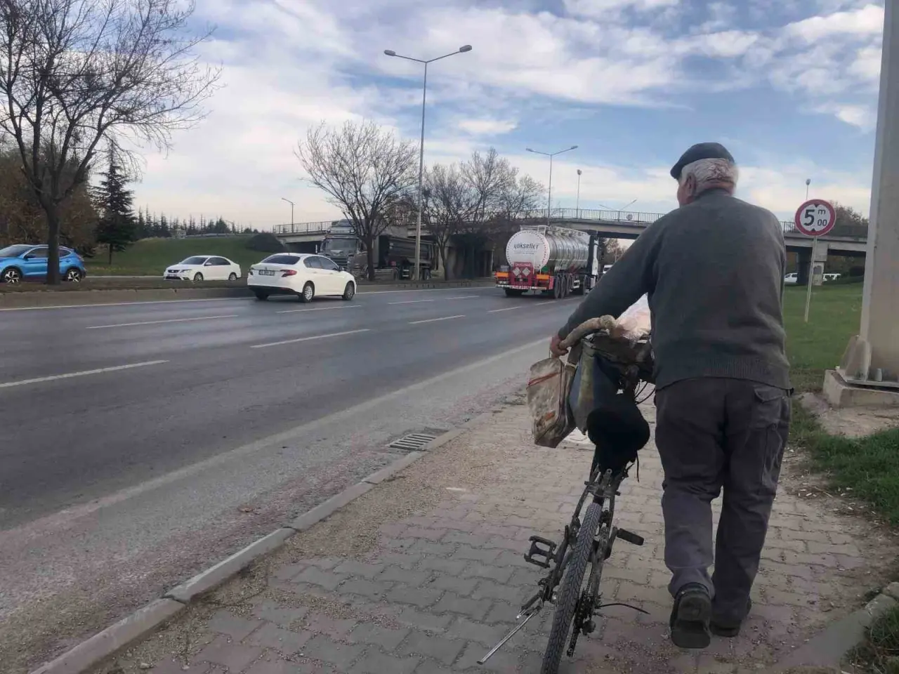 84-yasinda-pedal-cevirerek-gecimini-sagliyor