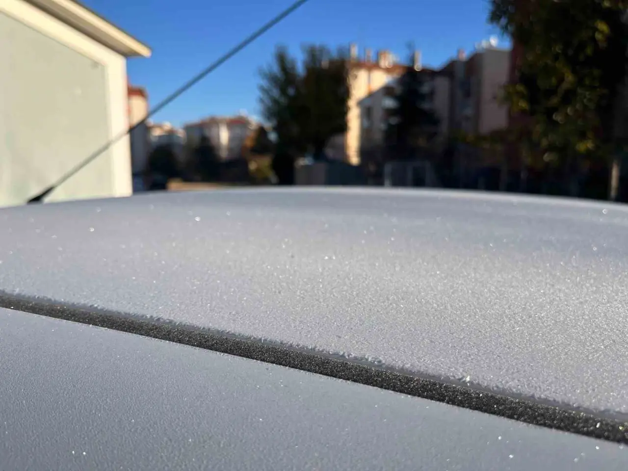 eskisehirde-kiragi-arac-camlarini-kapladi