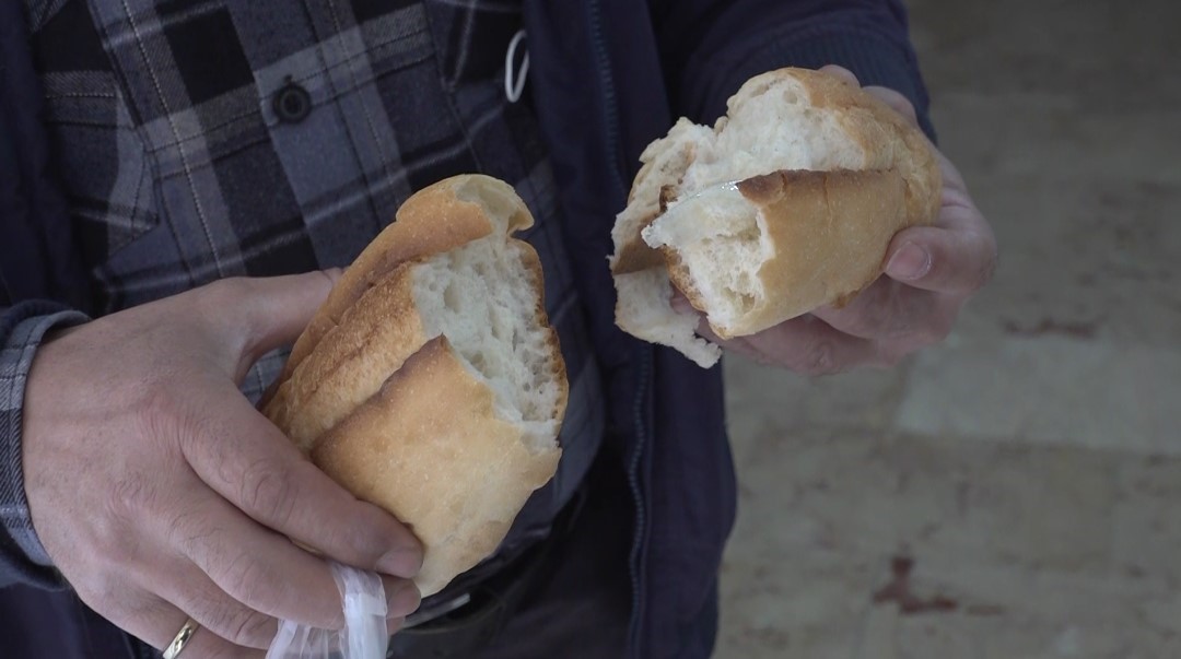 aldigi-ekmegin-icinden-cikan-poset-parcasi-ile-sok-oldu