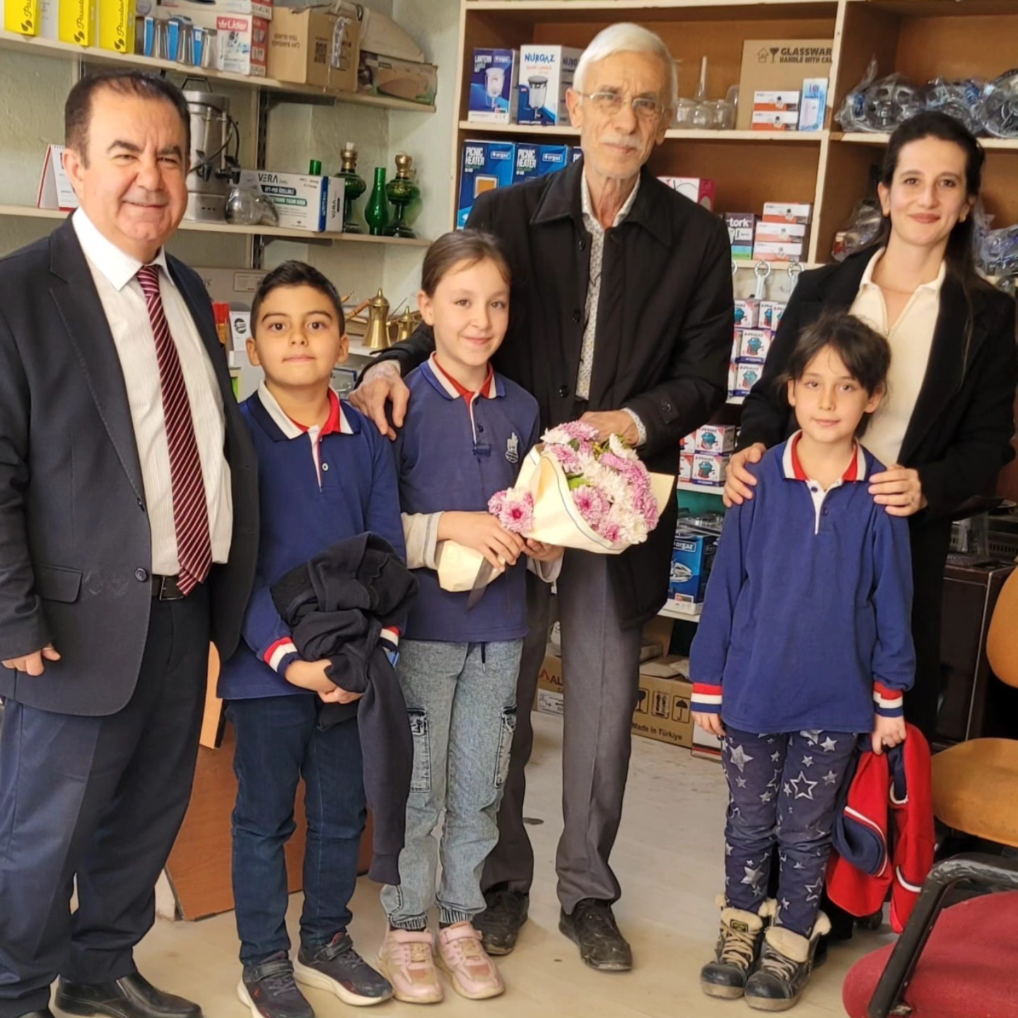 altintasta-miniklerden-emekli-ogretmenlere-anlamli-ziyaret