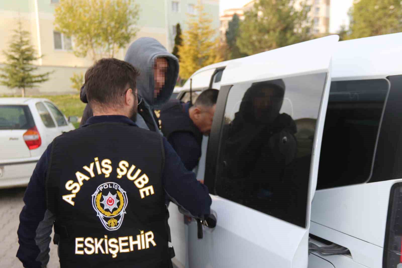 anahtari-uzerinde-birakilan-motosikletin-calinma-ani-kamerada