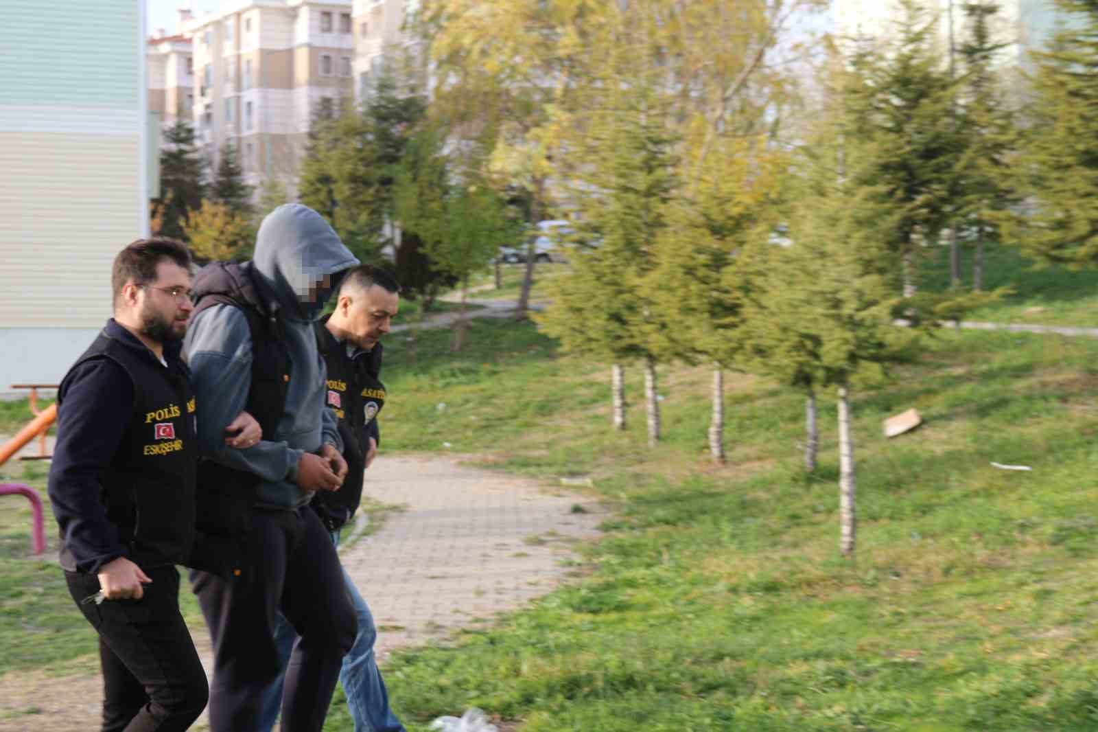 anahtari-uzerinde-birakilan-motosikletin-calinma-ani-kamerada