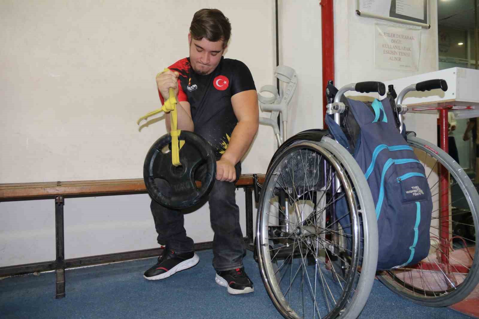 ayni-engele-sahip-olan-ogrencisi-ile-bilek-guresi-yapiyor