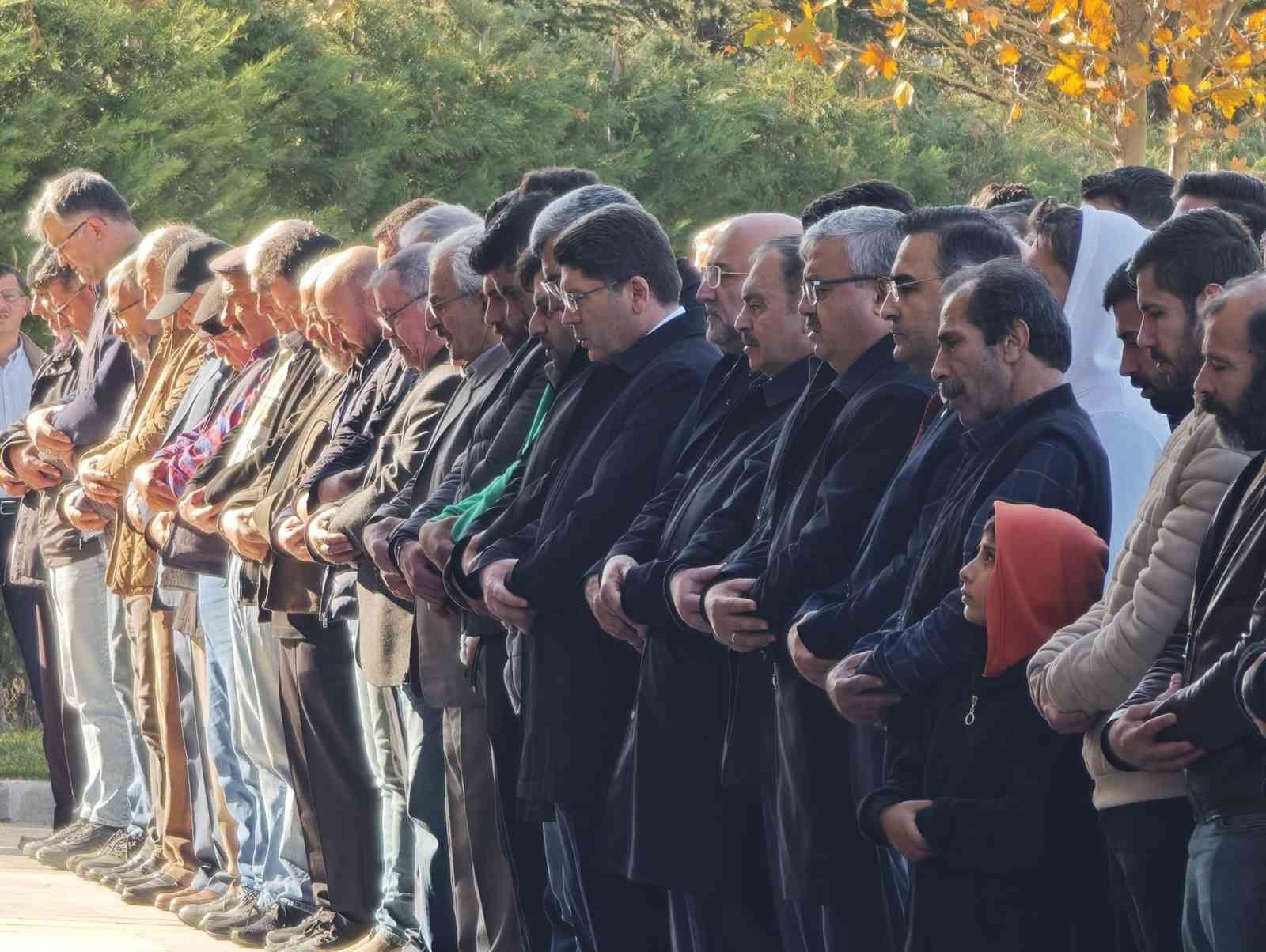 bakan-tunc-vefat-eden-vatandaslarin-cenaze-torenlerine-katildi