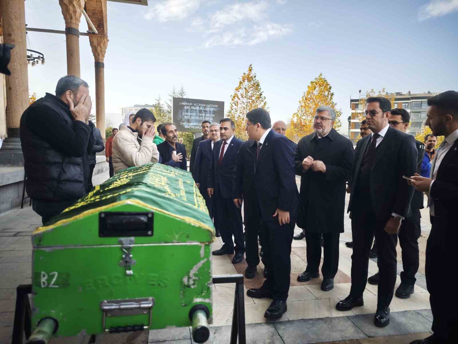 bakan-tunc-vefat-eden-vatandaslarin-cenaze-torenlerine-katildi