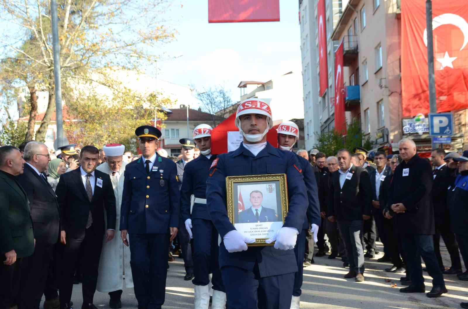 bilecik-sehidini-15-bin-kisi-ile-ugurladi