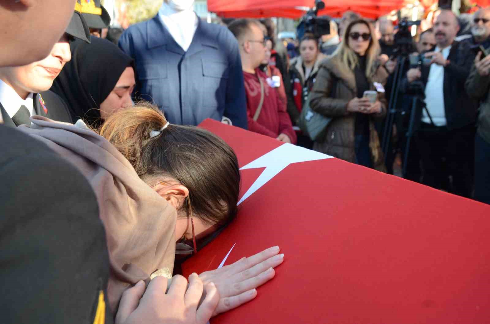 bilecik-sehidini-15-bin-kisi-ile-ugurladi