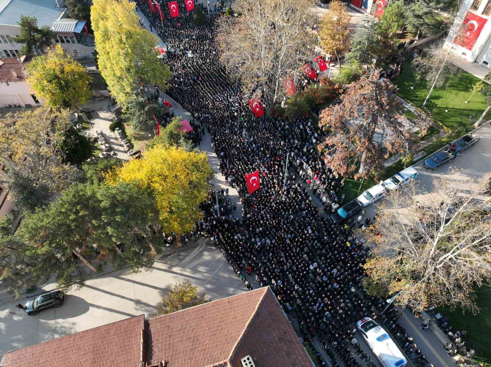 bilecikli-sehidin-evinde-helallik-alinirken-kardesi-abisinin-uniformasini-giydi