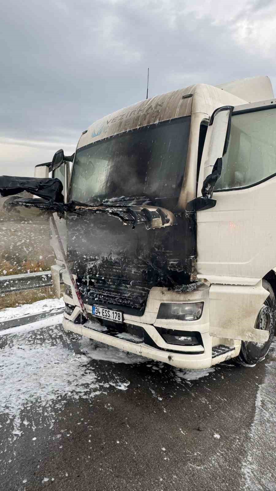 bilecikte-seyir-halindeki-beton-mikseri-bir-anda-alev-aldi