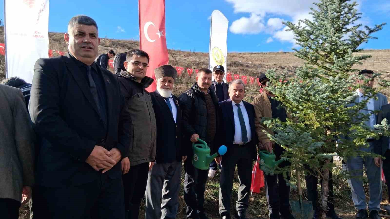 bozuyukte-sehitler-anisina-fidan-dikimi