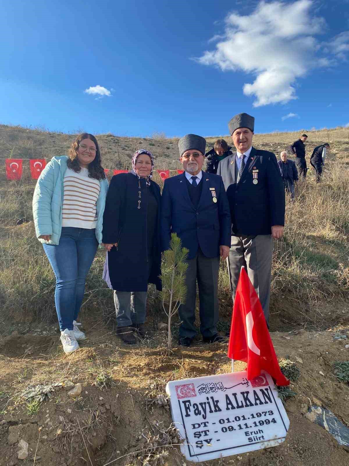 bozuyukte-sehitler-anisina-fidan-dikimi