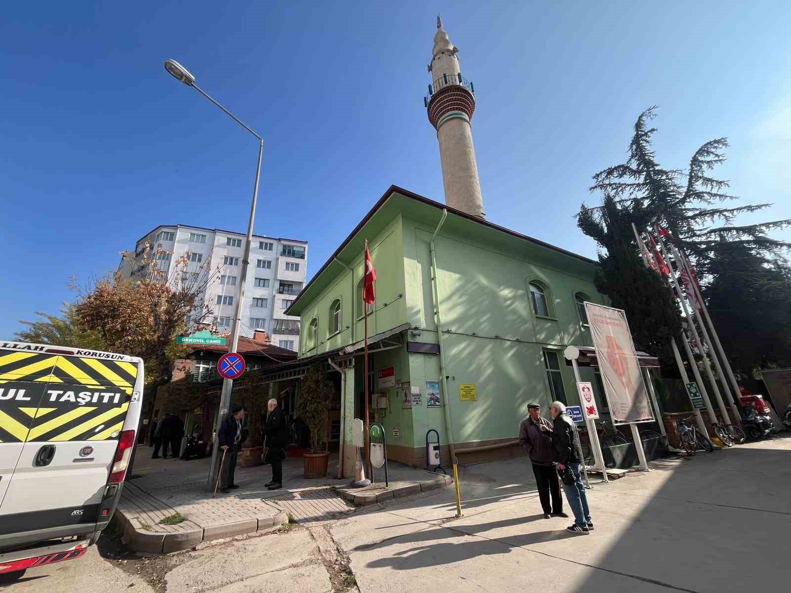 cami-kapisini-yumruklayan-sahsin-saldiri-anlari-guvenlik-kamerasinda