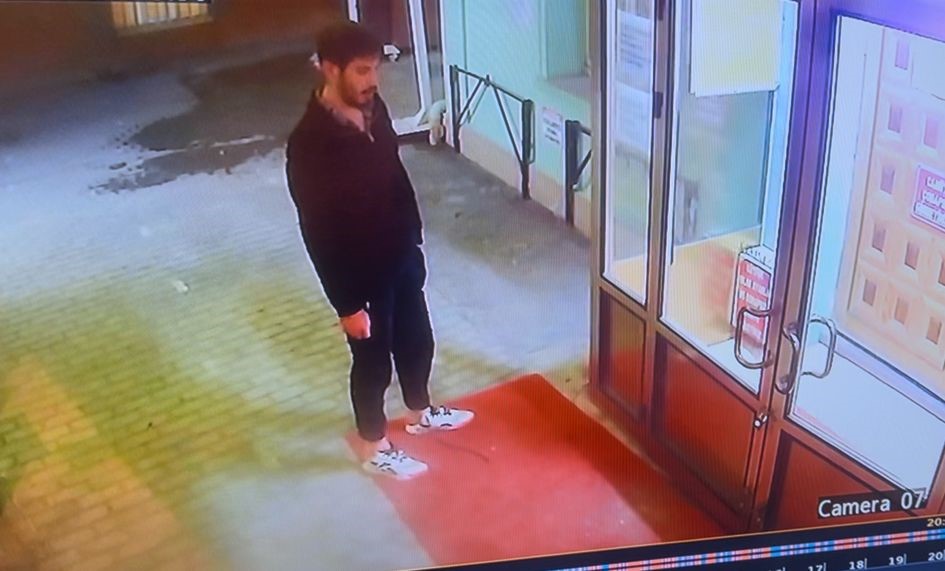 cami-kapisini-yumruklayan-sahsin-saldiri-anlari-guvenlik-kamerasinda