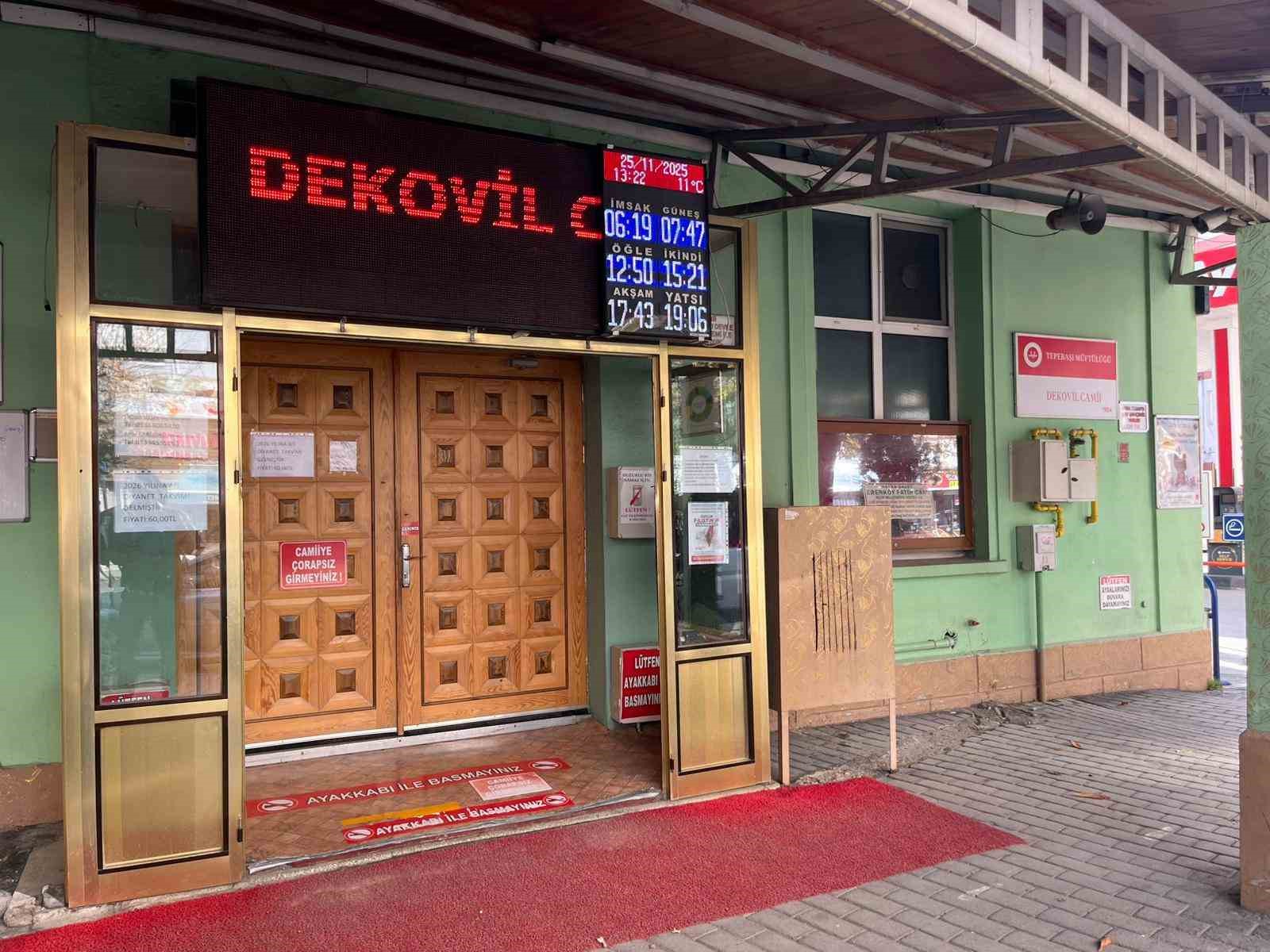 cami-kapisini-yumruklayan-sahsin-saldiri-anlari-guvenlik-kamerasinda