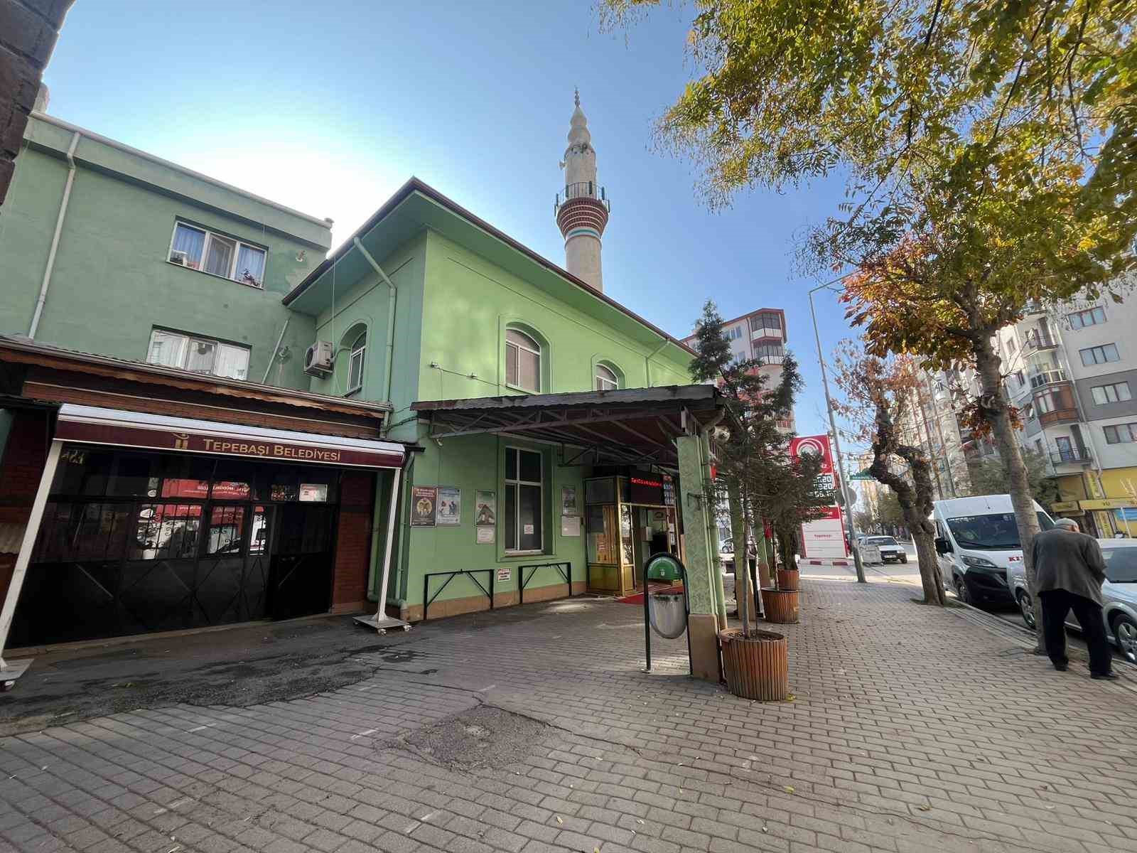 cami-kapisini-yumruklayan-sahsin-saldiri-anlari-guvenlik-kamerasinda