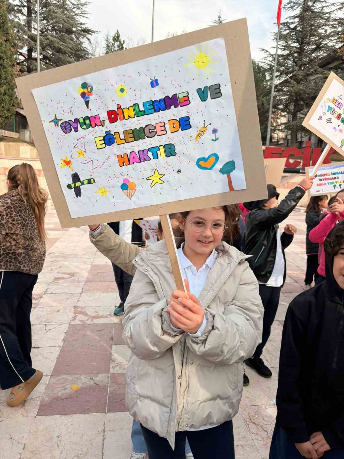 cocuklar-hazirladiklari-pankartlarla-gunlerini-kutladi
