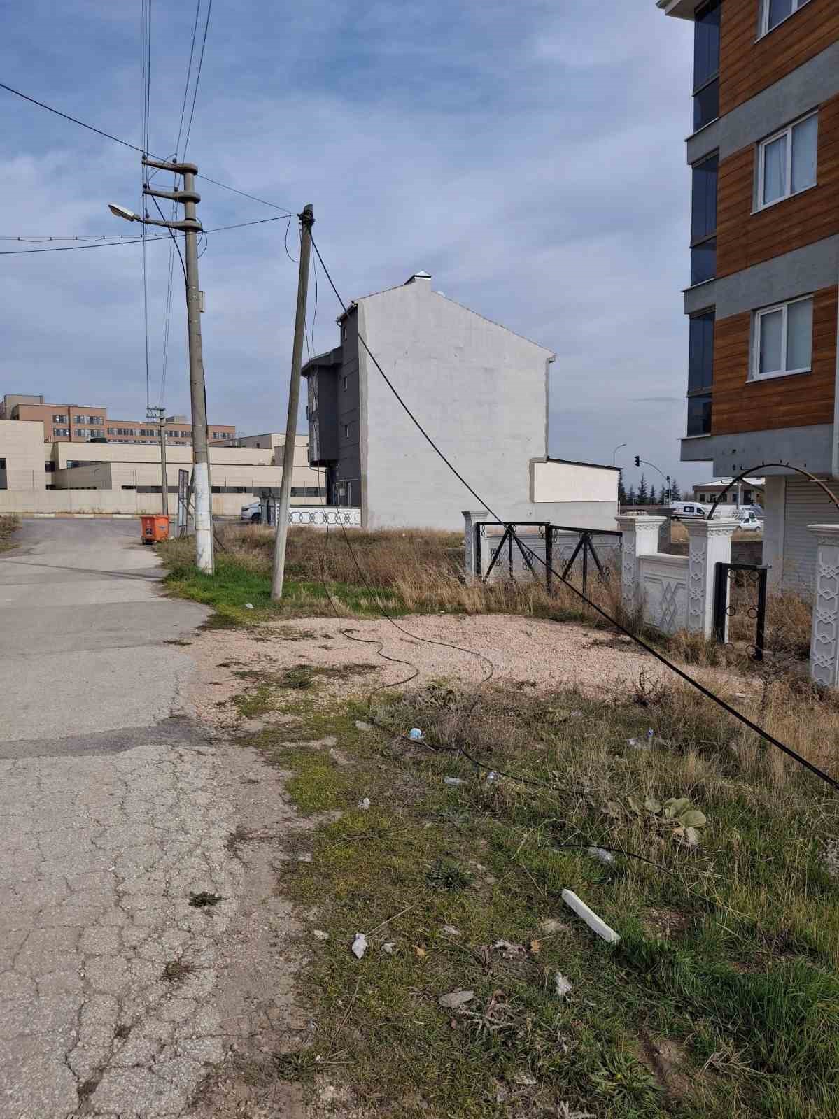 devrilen-internet-direginin-cevreye-dagilan-kablolari-risk-olusturuyor