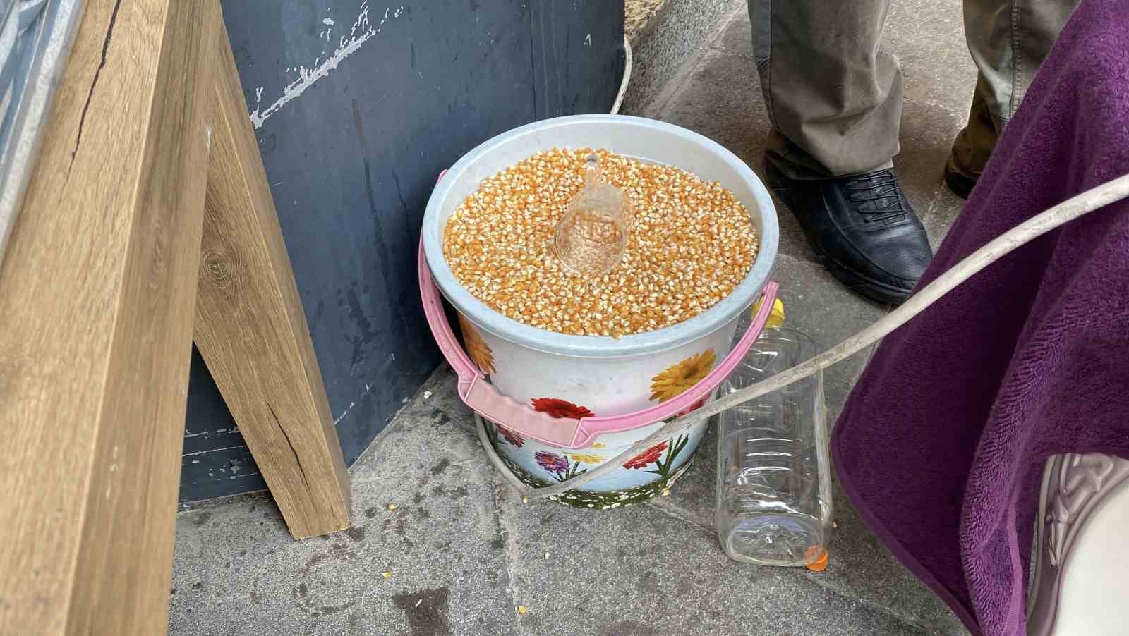 dukkan-onu-kalabalik-gorunsun-diye-her-gun-20-kilo-patlamis-misir-dagitiyorlar