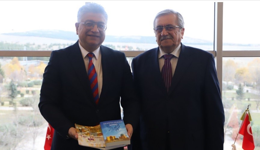 emekli-mudur-ahmet-urfali-eserlerini-rektor-kiziltopraka-takdim-etti