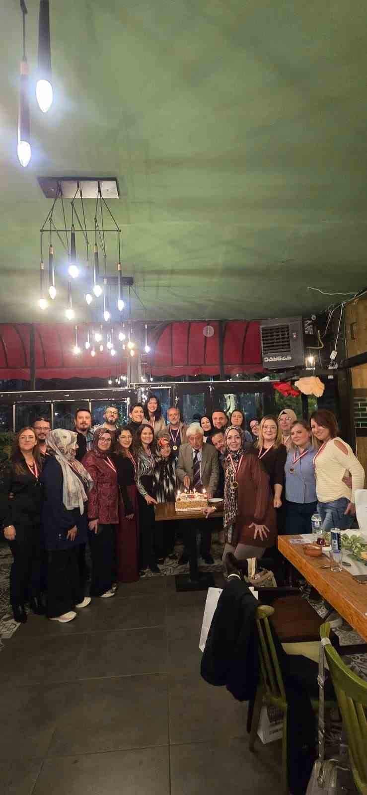 eski-ogrencilerinden-emekli-ogretmene-duygulandiran-ogretmenler-gunu-surprizi