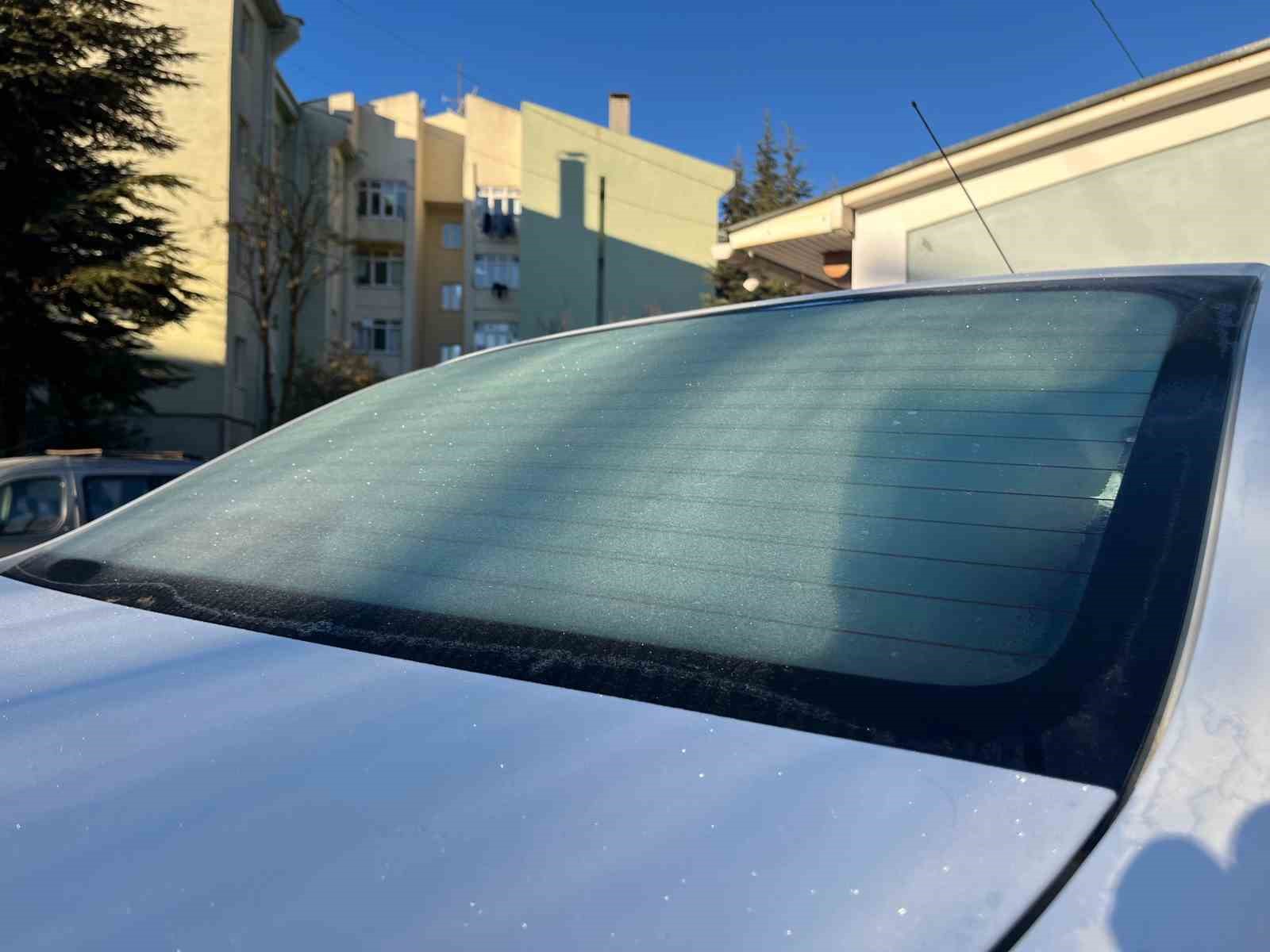 eskisehirde-kiragi-arac-camlarini-kapladi