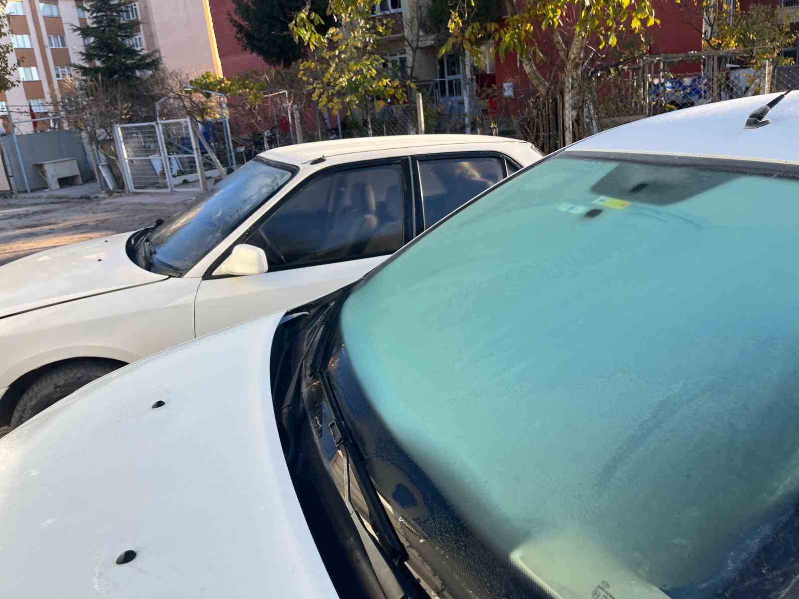 eskisehirde-kiragi-arac-camlarini-kapladi