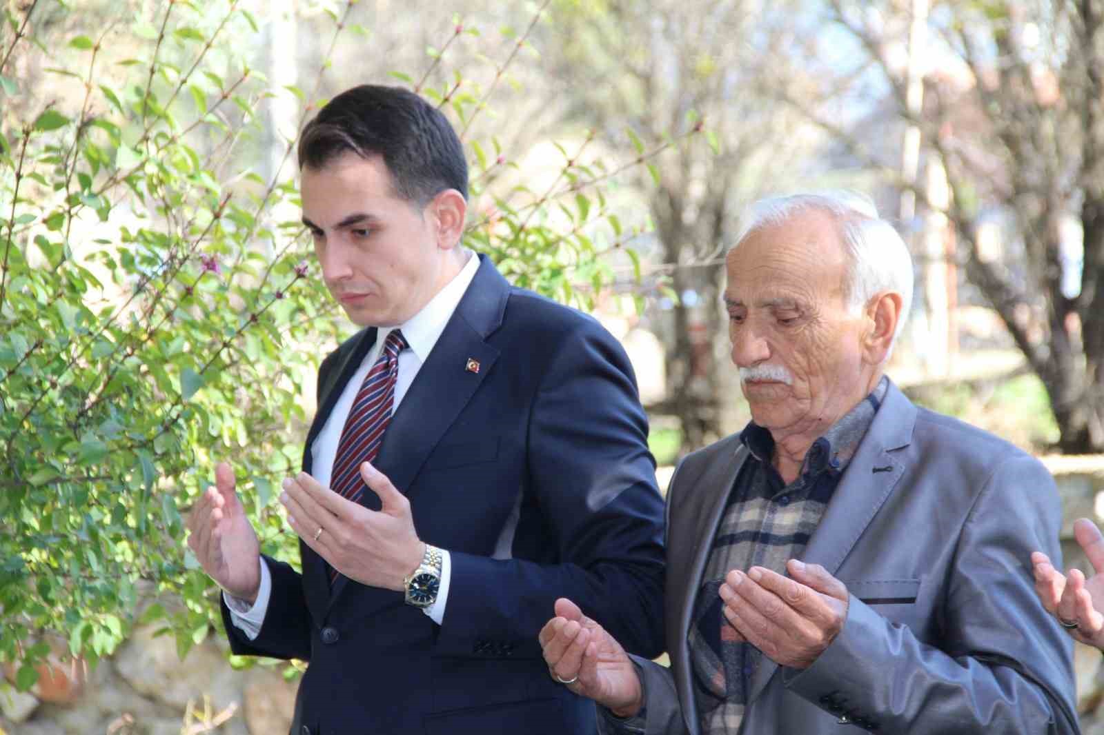 hisarcik-kaymakami-erkan-atamdan-sehit-mezarina-ve-ailesine-ziyaret