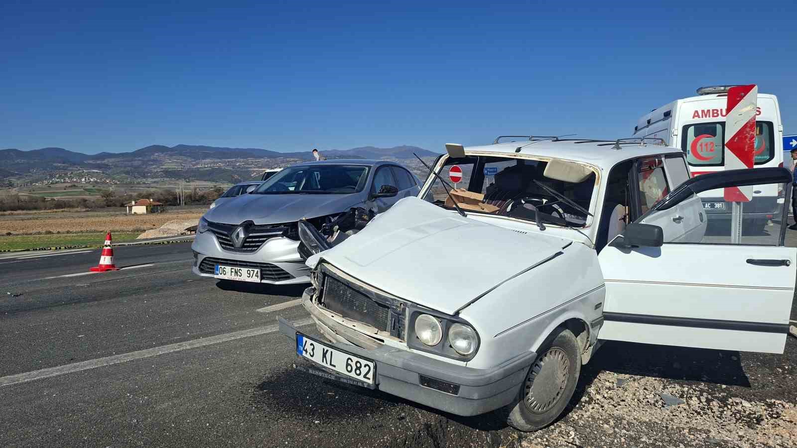 hisarcikta-iki-otomobil-carpisti-1-yarali