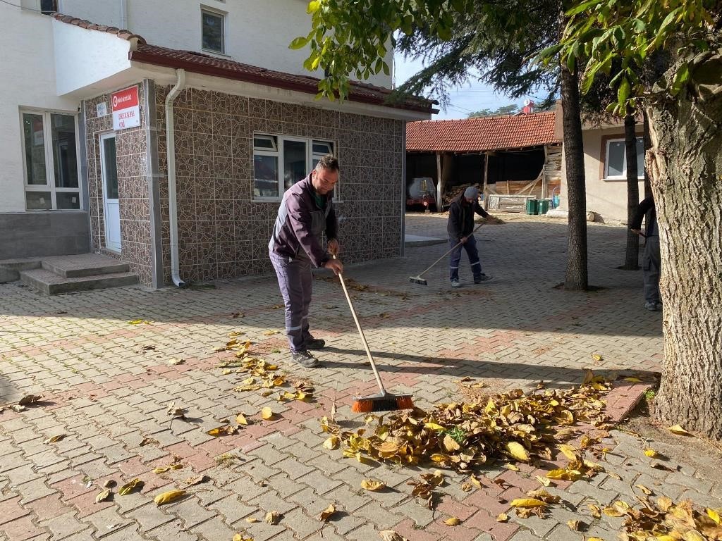 inonunun-dis-mahallelerinde-temizlik-calismasi