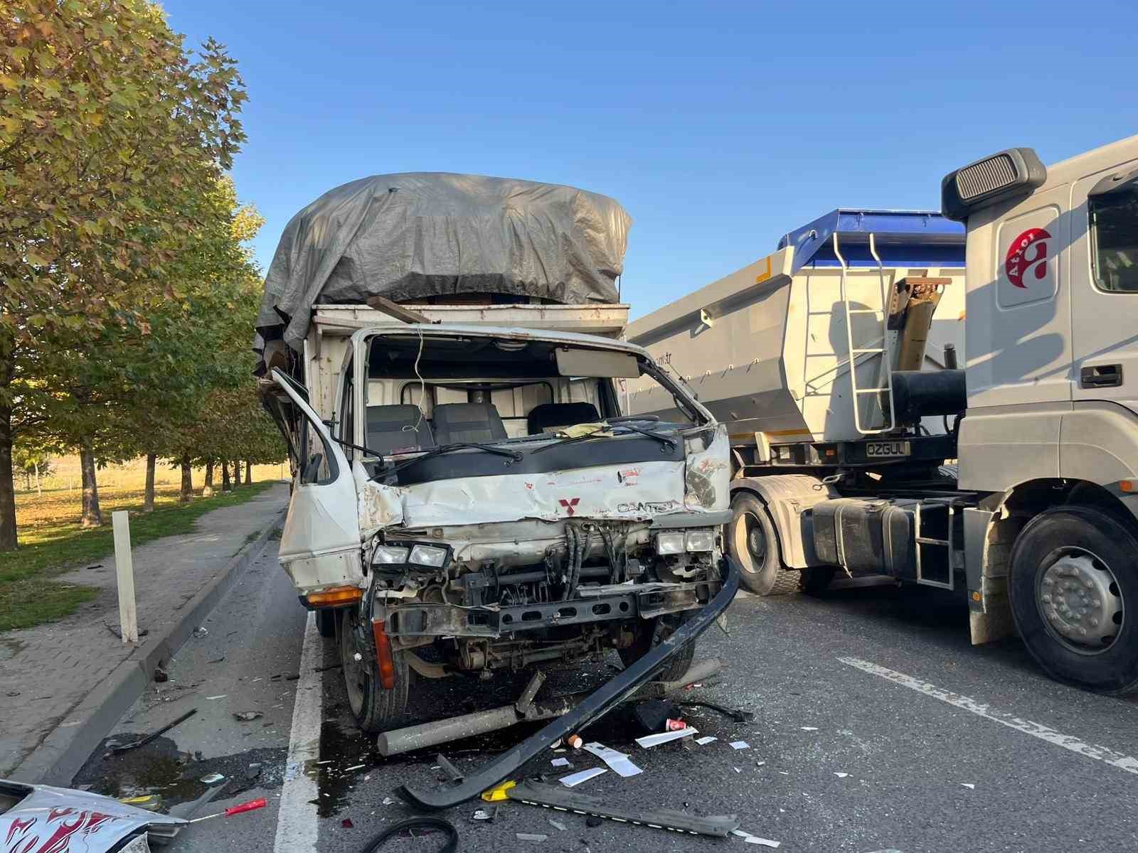 kamyona-carpan-karton-yuklu-kamyonetin-70-yasindaki-surucu-yaralandi