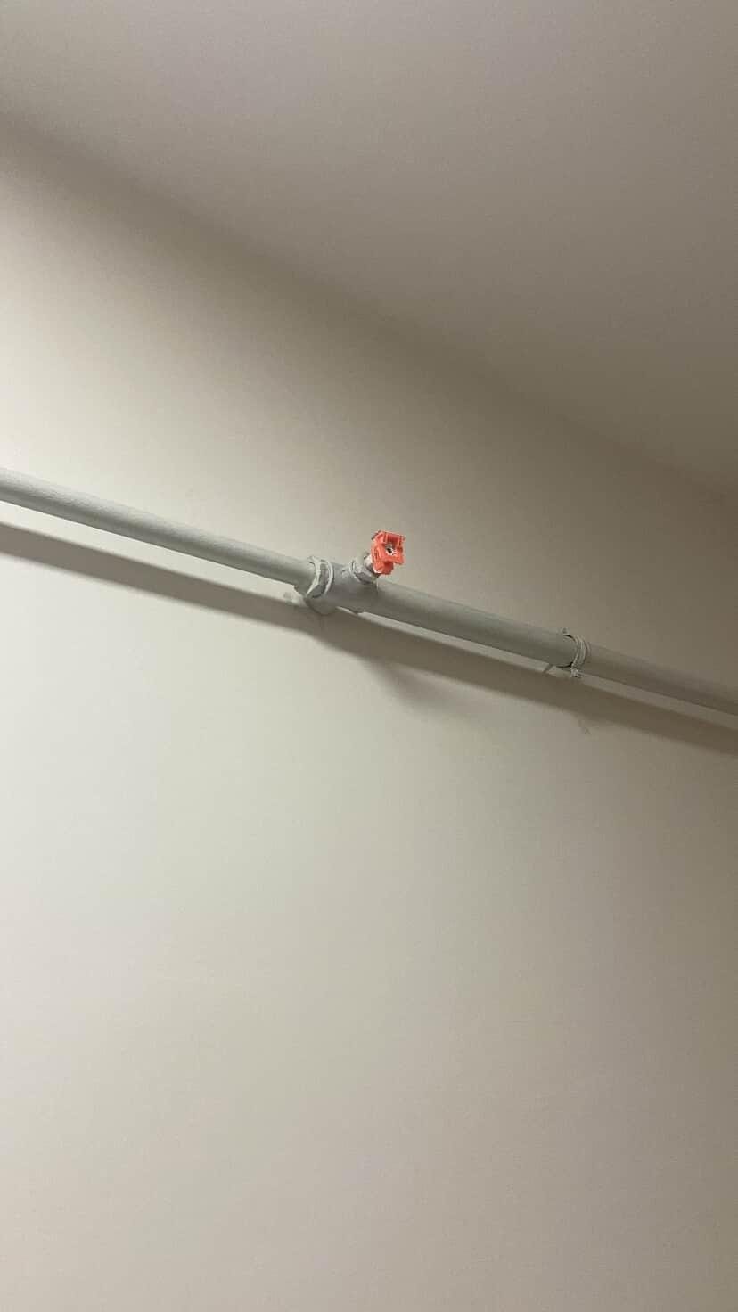 kiz-yurdunda-patlayan-su-borusu-nedeniyle-bazi-odalari-su-basti