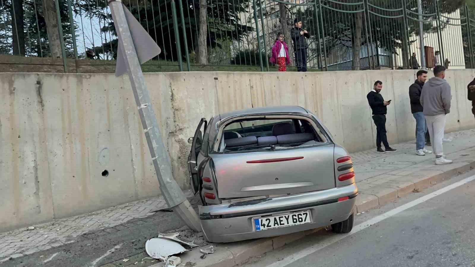 kontrolden-cikan-arac-aydinlatma-diregine-carpip-hurdaya-dondu