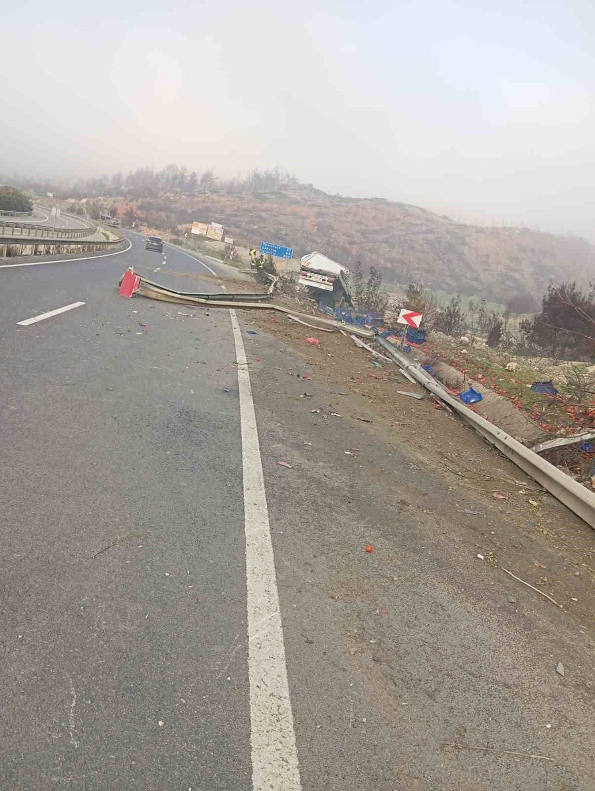 kontrolden-cikan-sebze-yuklu-tir-devrildi-1-yarali