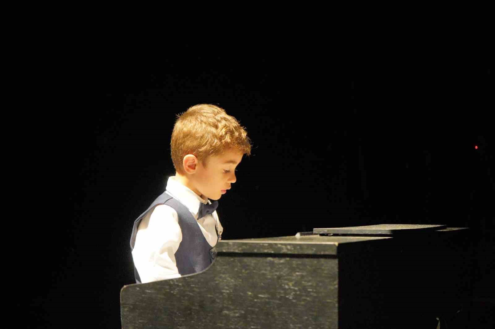 kucuk-piyanistler-hunerlerini-sergiledi