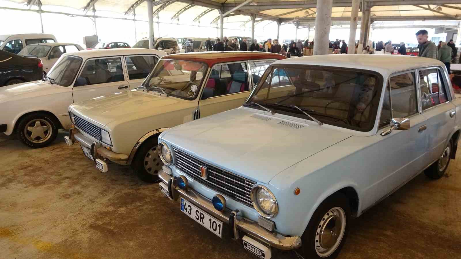 kutahya-antika-pazarinda-klasik-araba-sergisine-yogun-ilgi