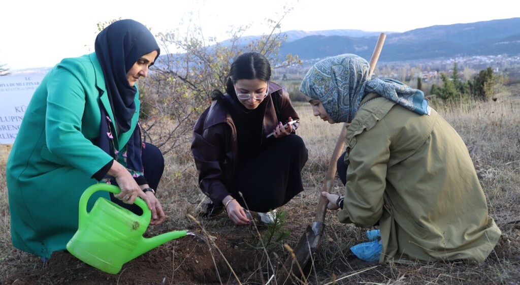 kutahya-dumlupinar-universitesinde-fidan-dikim-etkinligi