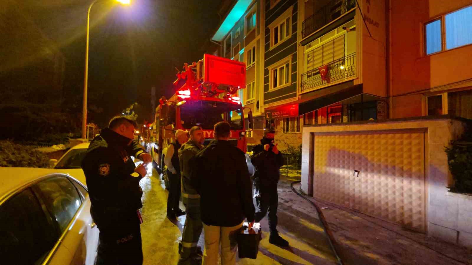 kutahyada-5-katli-binanin-teras-katinda-cikan-yangin-panige-neden-oldu