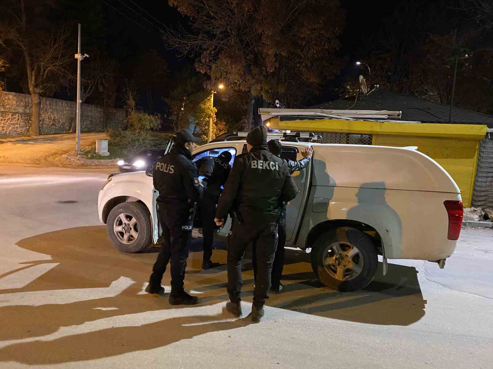 kutahyada-asayis-uygulamalarinda-50-aranan-sahis-yakalandi