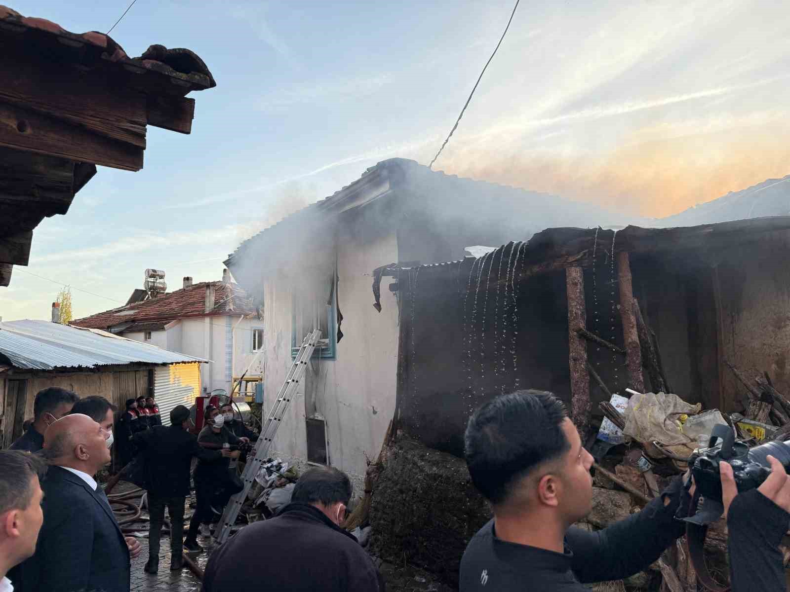 kutahyada-cikan-yanginda-iki-ev-ve-bir-ahir-kullanilamaz-hale-geldi