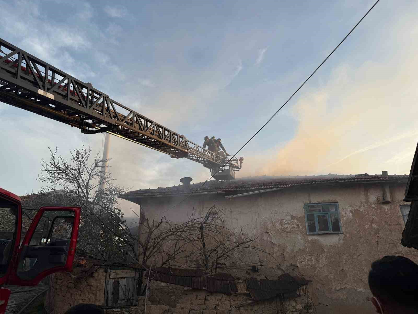 kutahyada-cikan-yanginda-iki-ev-ve-bir-ahir-kullanilamaz-hale-geldi