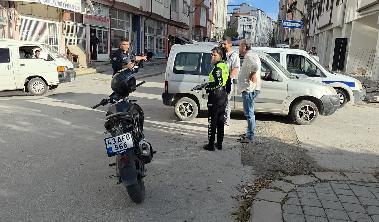 kutahyada-hafif-ticari-arac-ile-motosiklet-carpisti-1-yarali